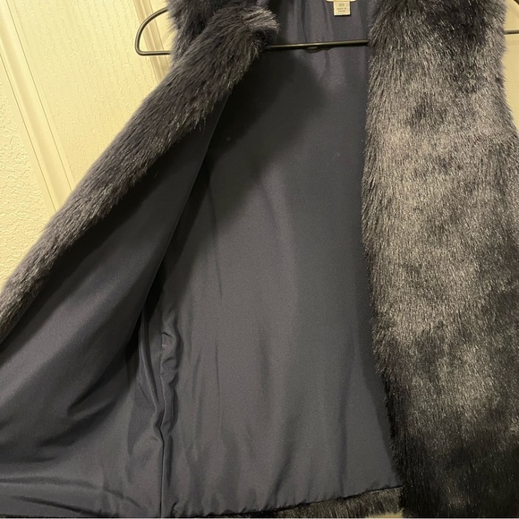 Like New Faux Fur Vest w/ Pockets - Picture 4 of 5